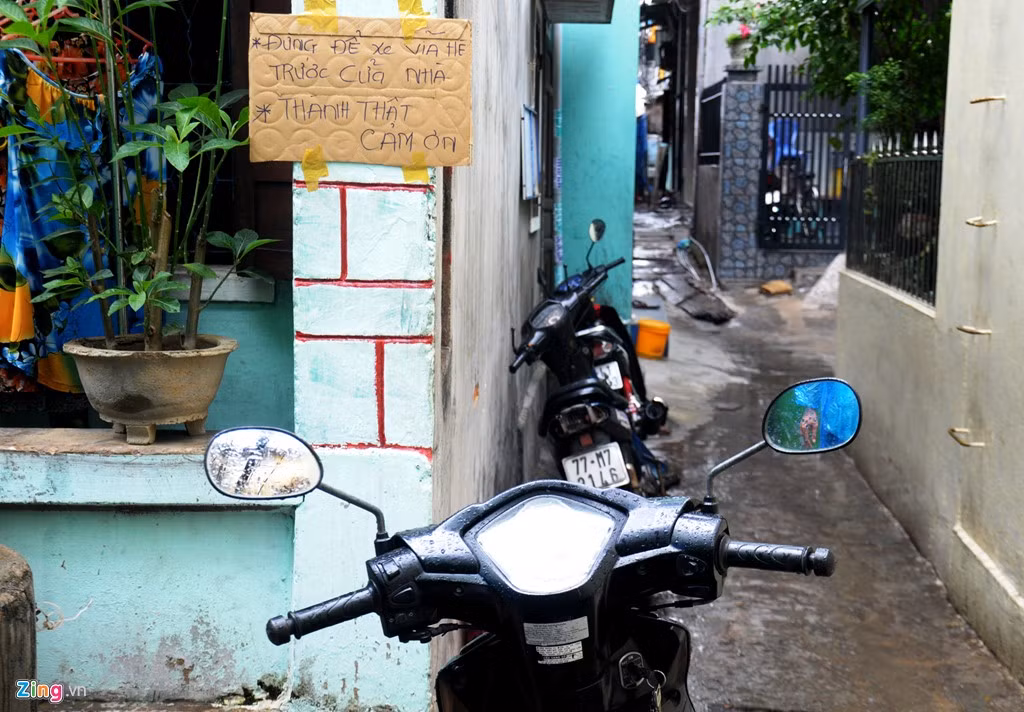 Không gian hạn chế, một số hộ dân phải treo biển khẩn cầu: "Đừng để xe trước vỉa hè, cửa nhà. Thành thật cảm ơn".
