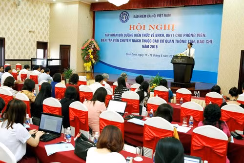 Hội nghị Tập huấn bồi dưỡng kiến thức về BHXH, BHYT cho PV, BTV chuyên trách thuộc các cơ quan thông tấn báo chí được tổ chức tại Bình Định.