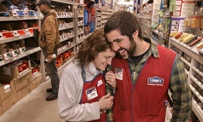 Steve Flaig lớn lên mà không có sự chăm sóc của mẹ. Anh đã cố gắng tìm bà trong nhiều năm nhưng hoàn toàn không có tin tức gì và lý do chính là do Steve nhầm họ của mẹ mình. Steve đã chia sẻ câu chuyện của mình cho ông chủ khi anh bắt đầu làm việc cho một chuỗi cửa hàng bán lẻ lớn. Điều bất ngờ là ông chủ đã nhận ra họ của mẹ Steve và ngạc nhiên hơn khi bà cũng đang làm việc cho một cửa hàng khác của công ty này.