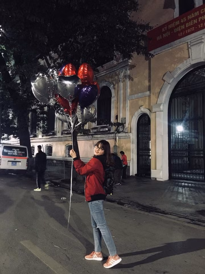 Nói không với bóng bay galaxy đang bị lên án vì thiếu an toàn, bạn Hoàng Anh (21 tuổi, Hà Nội) chụp ảnh check-in với chùm bóng bay trái tim được người yêu tặng.