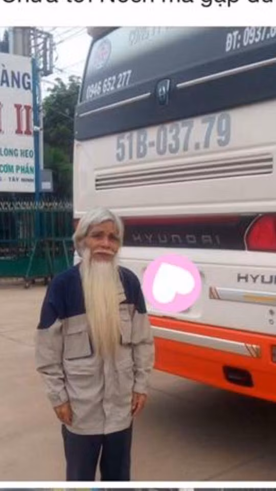 Bức ảnh của cụ ông râu tóc bạc phơ, mặc bộ quần áo gần giống như quần áo công nhân đang được dân mạng Việt truyền tay nhau kèm theo dòng status: "Chưa đến Noel mà đã được gặp ông già Noel rồi mọi người ạ". Ảnh: Beat.vn