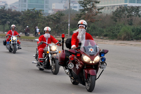 Đặc biệt, nếu có dịp có mặt tại Hà Nội vào dịp Giáng sinh các bạn trẻ có thể bắt gặp hình ảnh những ông già Noel đi xe phân khối lớn diễu hành trên phố. Ảnh: Mê moto.