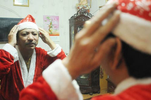 Ông Duy Anh chia sẻ, hầu như năm nào tới dịp Giáng sinh là dù bận đến mấy ông vẫn bố trí để đi phát quà cho các em nhỏ vì nó là mang lại niềm vui cho chính ông lúc tuổi già cũng vừa là động viên cho con gái bán hàng đông khách trên phố Hàng Mã. Ảnh: Dân Việt