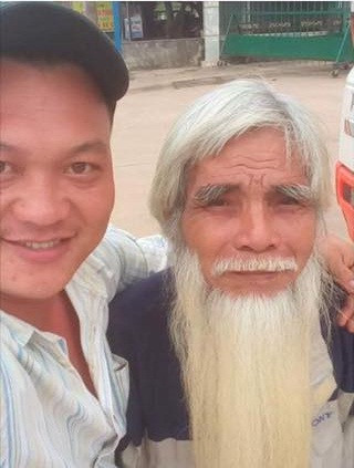 Chính bởi bộ râu đặc biệt của mình, ông cụ bí ẩn này được nhiều người gọi với cái tên thân mật là ông già Noel phiên bản Việt. Tuy nhiên, một số khác lại cho rằng ông giống với hình ảnh ông Bụt nhiều hơn. Ảnh: Beat.vn