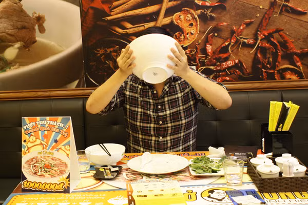 Nam thanh niên này đã hoàn thành bát phở khổng lồ chỉ trong 29 phút.