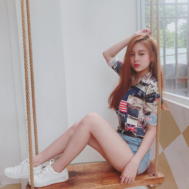 "Về nghề mẫu ảnh, đó là sở thích, là công việc làm thêm của mình bên cạnh việc học để trở thành giáo viên. Nó hoàn toàn không liên quan đến tác phong, đạo đức." cô giáo 9X này cho biết thêm.