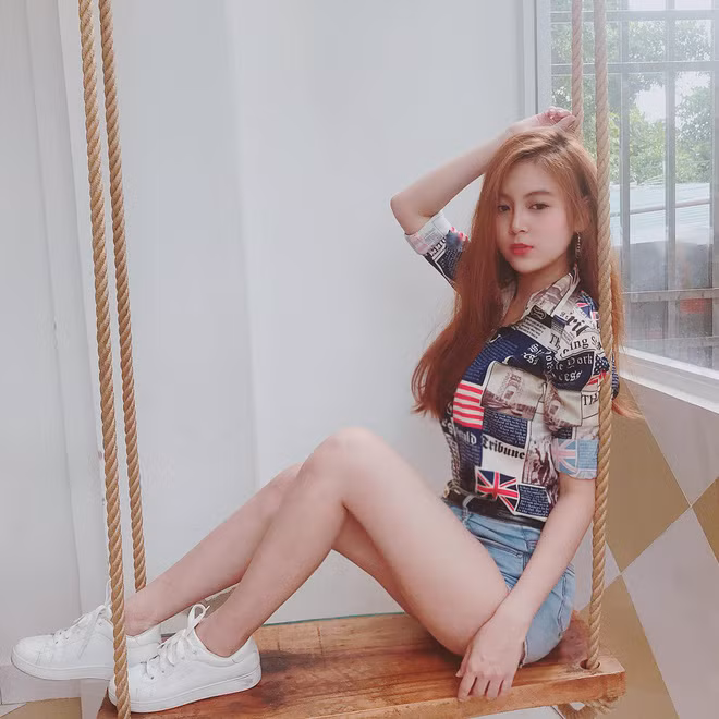 "Về nghề mẫu ảnh, đó là sở thích, là công việc làm thêm của mình bên cạnh việc học để trở thành giáo viên. Nó hoàn toàn không liên quan đến tác phong, đạo đức." cô giáo 9X này cho biết thêm.