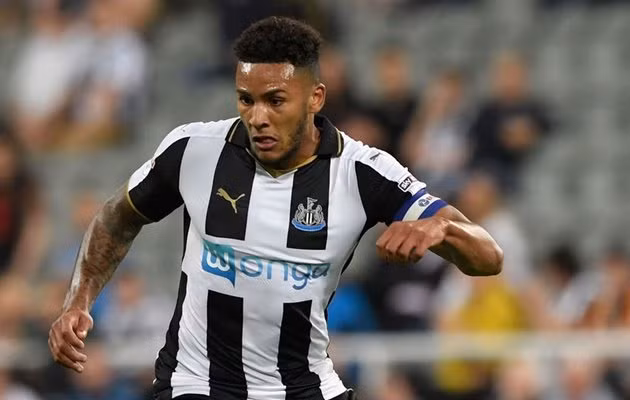 CLB Chelsea đang lên kế hoạch tăng cường hàng phòng ngự bằng việc nhắm đến trung vệ Jamaal Lascelles, cầu thủ đang khoác áo Newcastle United.