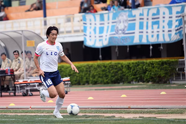 Bên cạnh đó, Yokohama FC đang là CLB sở hữu độ tuổi trung bình cao nhất tại giải J.League 2 với bộ ba thuộc hàng lão tướng là Kazuyoshi Miura (48 tuổi) - Okubo (35 tuổi) - Kurotsu (33 tuổi).