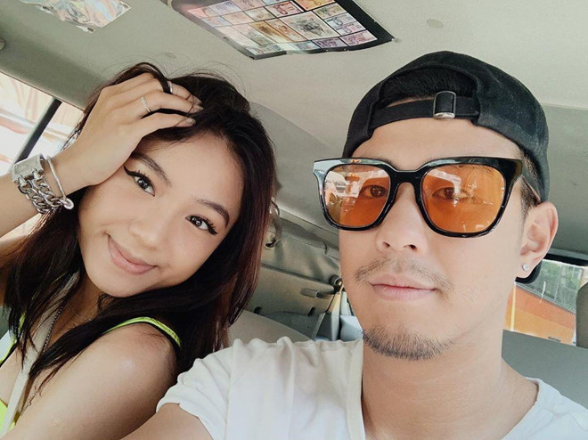 Huy Me thường xuyên khoe ảnh bạn gái Trúc Anh (sinh năm 1998) trên trang cá nhân. Cô nàng được nhiều người chú ý nhờ ngoại hình đẹp lạ, gu thời trang và phong cách make up đậm chất "Tây".