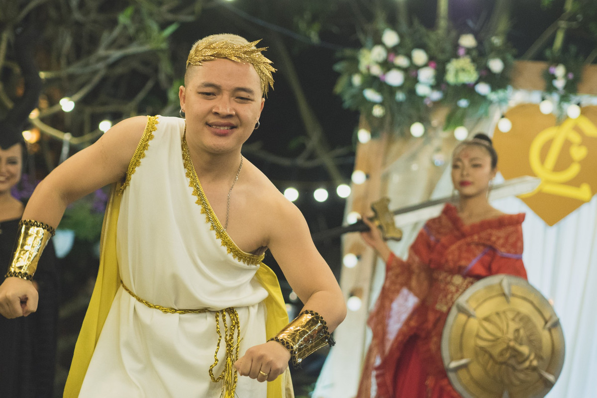 Đám cưới cặp đôi dancer Ngọc Cương và Mỹ Lệ được cư dân mạng chú ý dưới đây cũng là một đám cưới đủ tiêu chuẩn đẹp độc lạ. Cụ thể, ngoài trang phục độc đáo của nhân vật chính là cô dâu, chú rể, các vị khách mời được khuyến khích sáng tạo tối đa cho các bộ cánh tới dự lễ cưới.