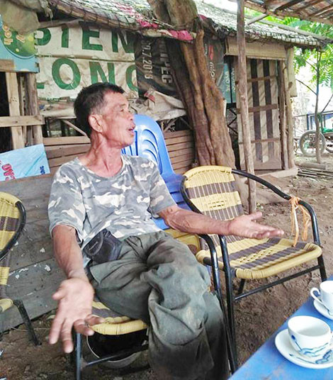 Ông Được thuật lại cho chúng tôi những lần vớt được tử thi trôi sông.