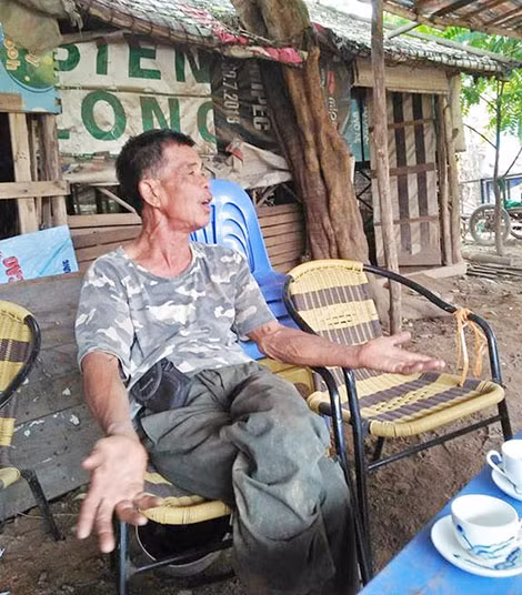 Ông Được thuật lại cho chúng tôi những lần vớt được tử thi trôi sông.