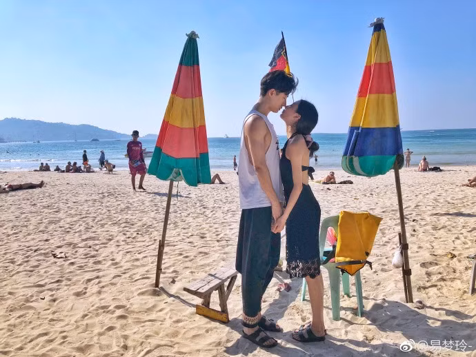 Mỗi hoạt động của cô bạn xinh đẹp này đều thu hút được sự quan tâm lớn của cộng đồng mạng. Tuy nhiên, nhiều cư dân mạng đã vô cùng tiếc nuối khi biết nàng đã là hoa có chủ và bạn trai của cô nàng cũng rất đẹp trai.