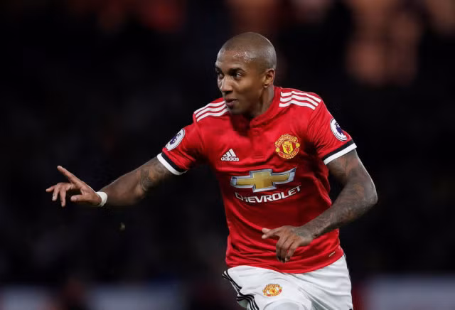 Theo nguồn tin từ Manchester Evening News, MU vừa mở các cuộc thương thảo với người đại diện của Young, nhằm thuyết phục họ gắn bó tương lai lâu hơn nữa.