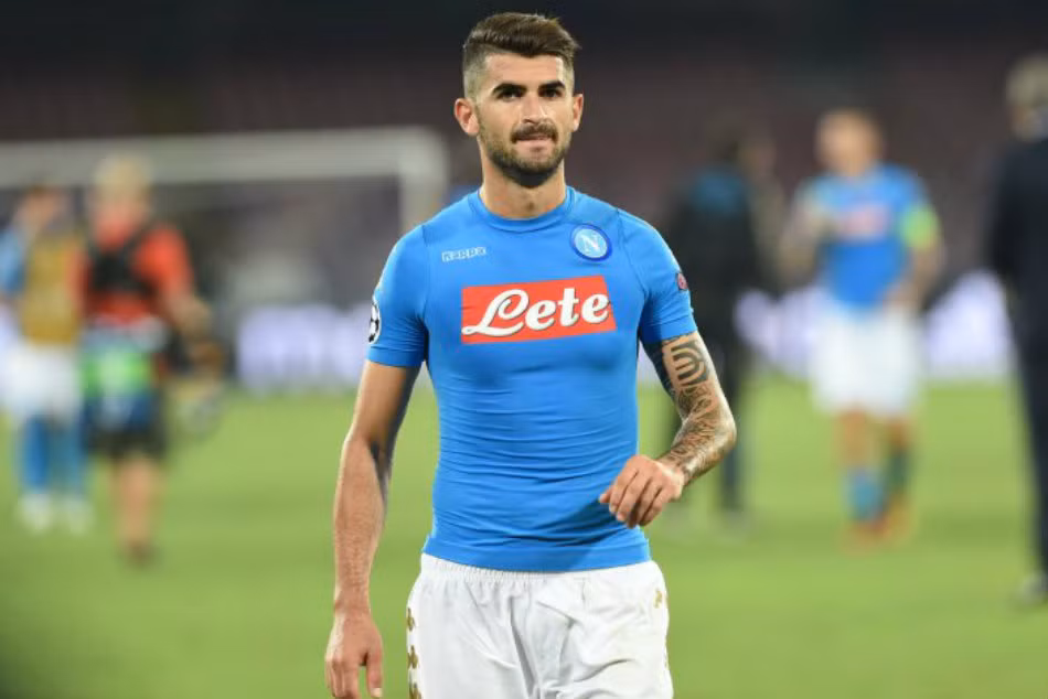 Hậu vệ CLB Napoli, Elseid Hysaj, đang rất được 2 gã khổng lồ của bóng đá Anh là Chelsea và MU quan tâm.