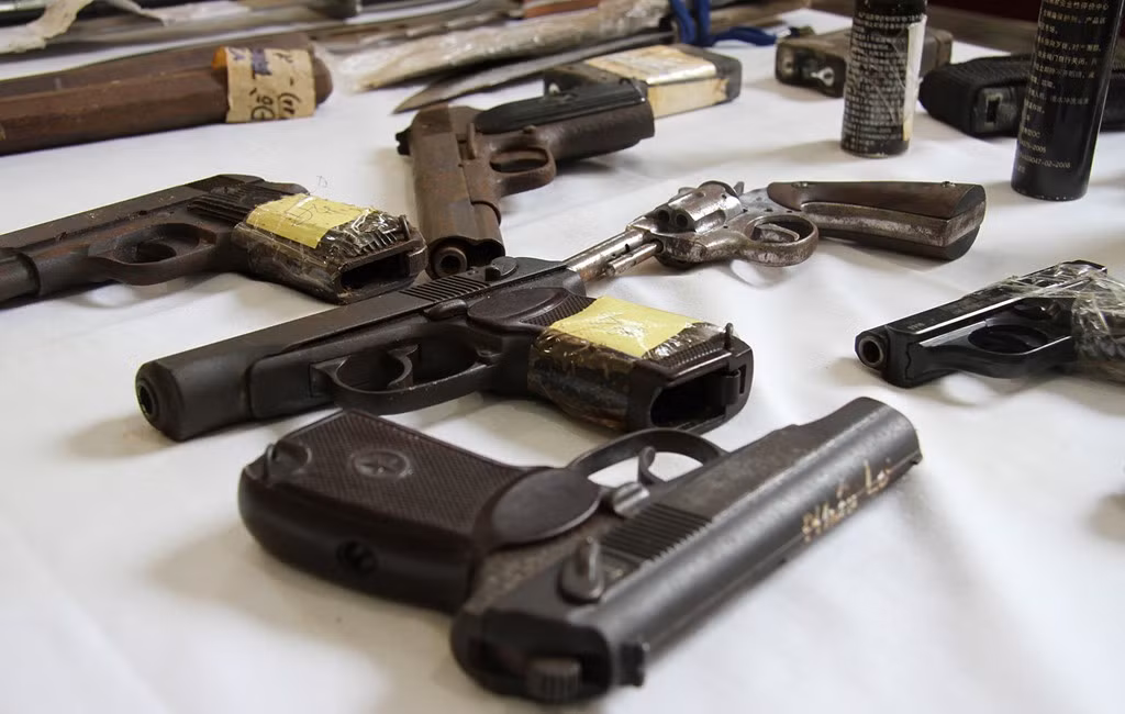 Ngoài súng quân dụng K59, K54, người ngồi trên phương tiện còn mang theo các loại vũ khí tự chế nguy hiểm như colt quay, súng ám sát... Việc thu giữ súng ống và các hung khí nguy hiểm góp phần ngăn chặn các vụ thanh toán, trả thù đẫm máu.