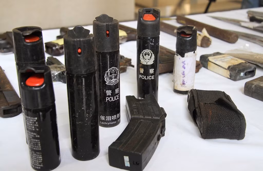 Ngoài ra, các tổ công tác 141 còn phát hiện gần 1.000 trường hợp tàng trữ trái phép công cụ hỗ trợ là dùi cui điện, súng bắn điện, bình xịt hơi cay.