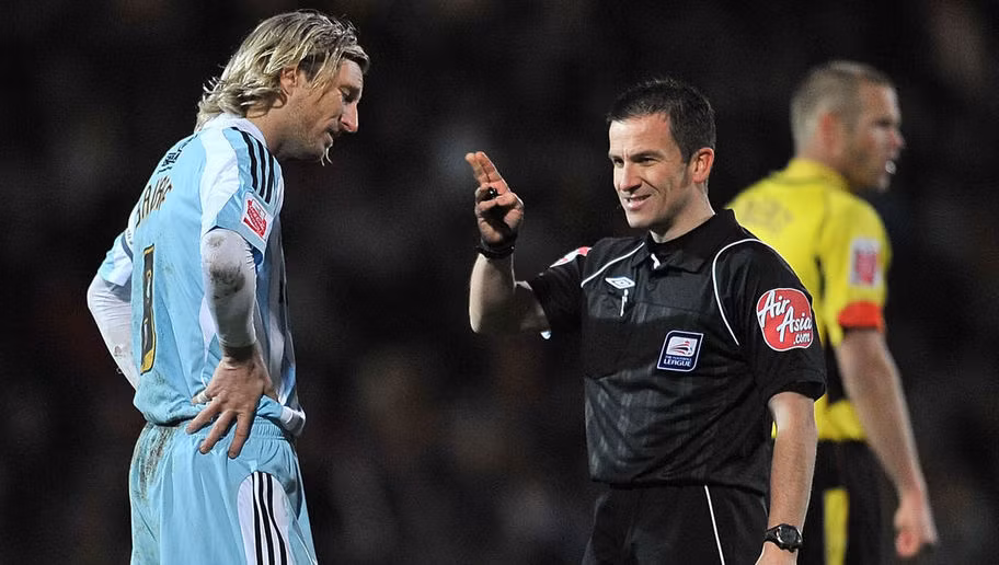 Với tính tình nóng nảy và những pha vào bóng trên mức quyết liệt, Robbie Savage đã nhận 89 thẻ vàng.