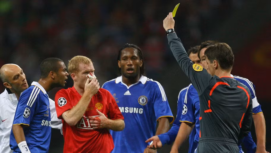 Với những pha vào bóng máu lửa thì huyền thoại của sân Old Trafford là Paul Scholes xếp thứ 7 trong danh sách những cầu thủ nhận nhiều thẻ vàng nhất giải đấu hàng đầu xứ sở Sương Mù với 97 thẻ.