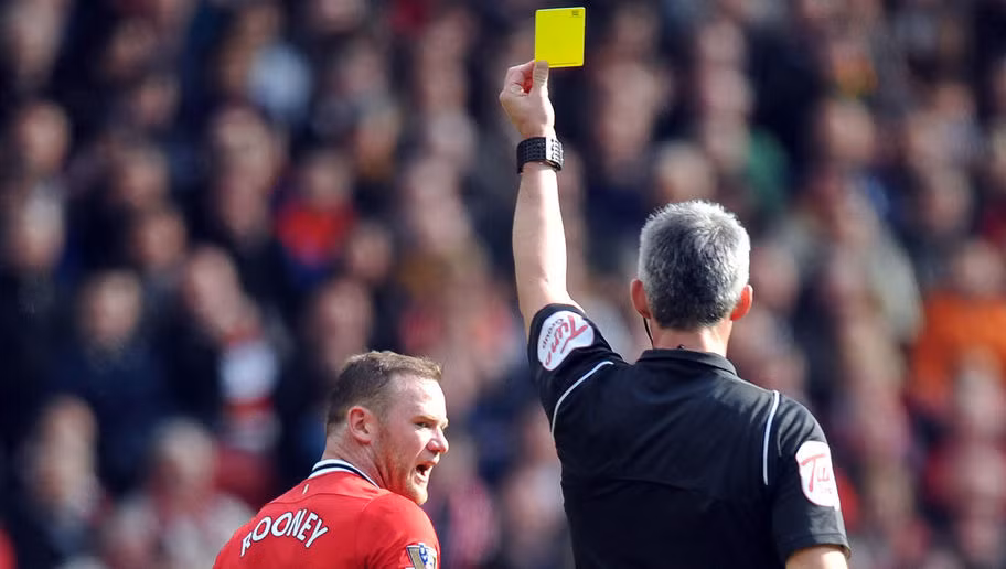 Mang thân là tiền đạo nhưng với tính nóng như lửa, Wayne Rooney cũng phải nhận tới 88 thẻ vàng.