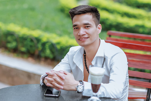 Năm 2014, Lê Rơi (Nguyễn Đức Hậu) trở thành hiện tượng mạng xã hội với những clip cover khó đỡ nhưng lại rất thu hút được người xem. Chàng trai 32 tuổi này sau đó phát triển tham vọng bước chân vào showbiz với kế hoạch Nam tiến.