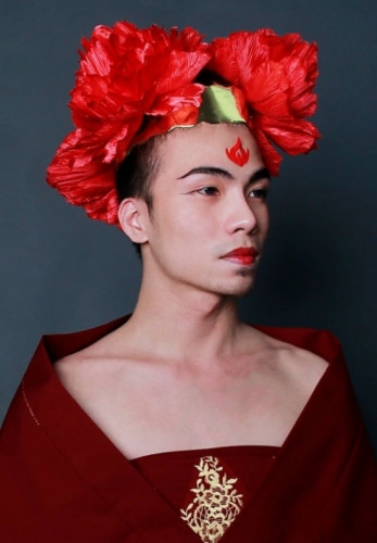 Kenny Sang (Nguyễn Thành Sang) được chú ý từ đầu năm 2014 bởi các phát ngôn khoe tiền, khoe của, khoe gia thế gây sốc như "10 tỷ chỉ đáng vài cái túi của mẹ tôi”, “Gia tộc tôi nằm ăn không cũng không hết của”.