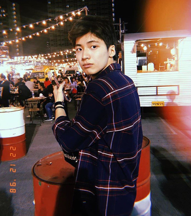 Khí chất lạnh lùng nhưng ánh mắt thì ấm áp là điều mà nhiều cô gái ngắm Ponlawit để lại bình luận dưới các bức ảnh.