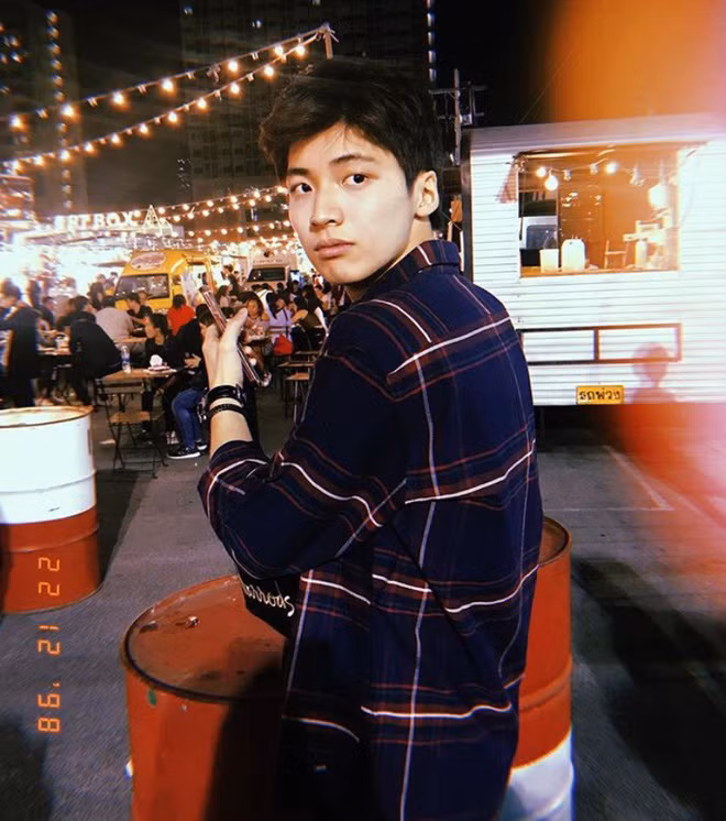 Khí chất lạnh lùng nhưng ánh mắt thì ấm áp là điều mà nhiều cô gái ngắm Ponlawit để lại bình luận dưới các bức ảnh.