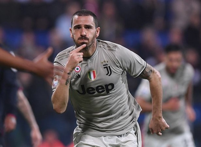 Chuyển nhượng cầu thủ từ Italiano, Man City muốn chiêu mộ Leonardo Bonucci của Juventus để thay thế Vincent Kompany sau khi tuyển thủ người Bỉ chính thức nói lời chia tay sân Etihad sau 11 năm gắn bó để quay trở về "mái nhà" xưa" Anderlecht.