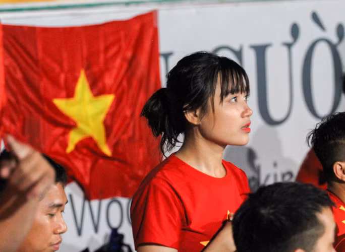 Sau khi khoảnh khắc bật khóc của Minh Ánh với bàn thắng của Văn Toàn tại trận tứ kết Asiad 2018 được đăng tải trên các báo, nữ CĐV này được nhiều người chú ý và trang cá nhân của cô nàng nhận được vô vàn những lời mời kết bạn.