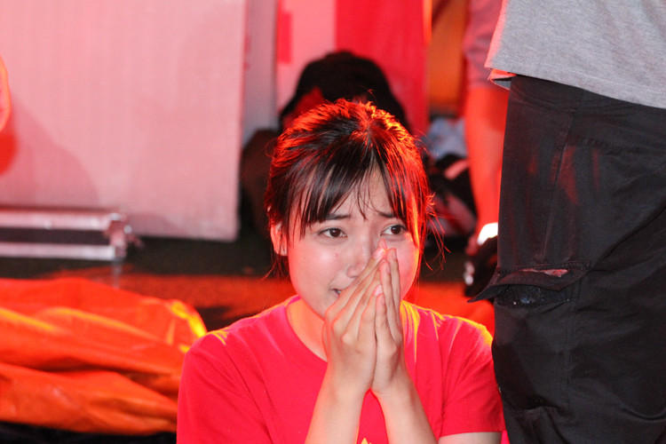 Có mặt trong buổi offline của Hội CĐV VFS Miền Bắc và Hội CĐV Contras Hà Nội tổ chức tại SVĐ Hàng Đẫy, nhiều người không cầm lòng nổi với khoảnh khắc ghi bàn của Văn Toàn. Bên cạnh những tiếng reo hò, ăn mừng trong điên loạn thì vẫn còn đó những giọt nước mắt hạnh phúc lăn dài trên gò má xinh đẹp của một nữ CĐV Olympic Việt Nam.