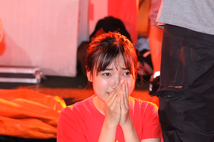 Có mặt trong buổi offline của Hội CĐV VFS Miền Bắc và Hội CĐV Contras Hà Nội tổ chức tại SVĐ Hàng Đẫy, nhiều người không cầm lòng nổi với khoảnh khắc ghi bàn của Văn Toàn. Bên cạnh những tiếng reo hò, ăn mừng trong điên loạn thì vẫn còn đó những giọt nước mắt hạnh phúc lăn dài trên gò má xinh đẹp của một nữ CĐV Olympic Việt Nam.