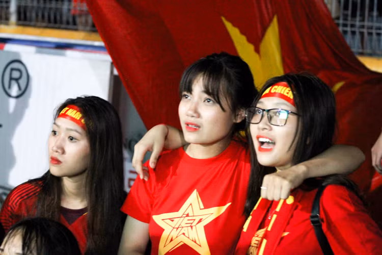 Cùng ngắm những khoảnh khắc cực xúc động của nữ CĐV Olympic Việt Nam bật khóc "ngon lành" sau chiến tích của đội nhà.