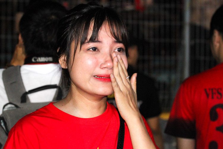 Chia sẻ với PV Kiến Thức về khoảnh khắc được nhiều người ghi lại này, Minh Ánh cho biết: " Khi mọi người đang điên loạn vì bàn thắng của Văn Toàn thì lúc đó cảm xúc em vỡ òa thực sự, giọt nước mắt hạnh phúc lăn dài trên má, quá tuyệt vời em không thể nào diễn tả được tâm trạng lúc đó của mình. Một thứ cảm xúc gọi là sung sướng đạt tới độ hạnh phúc."