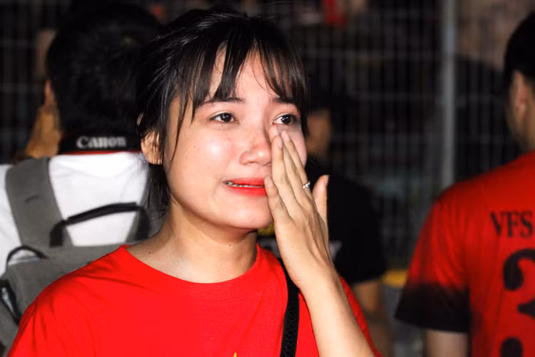 Chia sẻ với PV Kiến Thức về khoảnh khắc được nhiều người ghi lại này, Minh Ánh cho biết: " Khi mọi người đang điên loạn vì bàn thắng của Văn Toàn thì lúc đó cảm xúc em vỡ òa thực sự, giọt nước mắt hạnh phúc lăn dài trên má, quá tuyệt vời em không thể nào diễn tả được tâm trạng lúc đó của mình. Một thứ cảm xúc gọi là sung sướng đạt tới độ hạnh phúc."