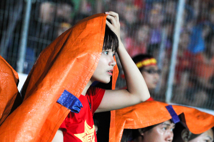 "Em đi xem bóng đá nhiều rồi nhưng duy nhất có 2 trận đấu khiến em bật khóc là trận chung kết U23 châu Á hồi trước tết bên Thường Châu - Trung Quốc khi chúng ta đã để thua cũng là giây phút cuối và trận hôm qua. Đúng là những phút giây cuối luôn mang đến cho ta những cung bậc cảm xúc, lúc đó em vừa lo lắng sợ sẽ phải đến loạt luân lưu may rủi, nhưng quá đã khi Văn Toàn ấn định tỉ số 1-0 cho U23 Việt Nam giúp cho chúng ta tiến thẳng đến bán kết" Minh Ánh chia sẻ thêm.