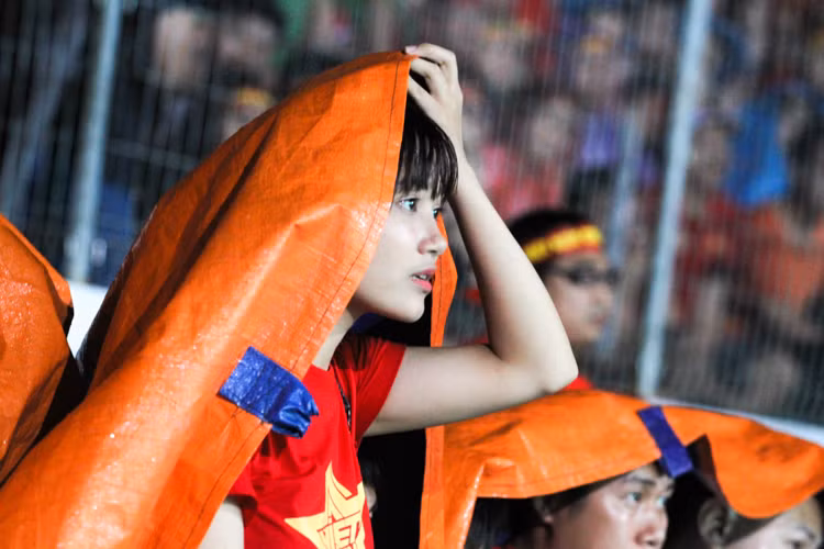 "Em đi xem bóng đá nhiều rồi nhưng duy nhất có 2 trận đấu khiến em bật khóc là trận chung kết U23 châu Á hồi trước tết bên Thường Châu - Trung Quốc khi chúng ta đã để thua cũng là giây phút cuối và trận hôm qua. Đúng là những phút giây cuối luôn mang đến cho ta những cung bậc cảm xúc, lúc đó em vừa lo lắng sợ sẽ phải đến loạt luân lưu may rủi, nhưng quá đã khi Văn Toàn ấn định tỉ số 1-0 cho U23 Việt Nam giúp cho chúng ta tiến thẳng đến bán kết" Minh Ánh chia sẻ thêm.