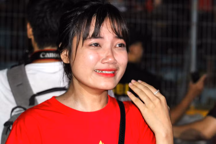 Nhắc tới Minh Ánh, nhiều CĐV của các đội tuyển bóng đá nam Việt Nam không còn xa lạ gì. Cô nàng xinh đẹp quê Nghệ An này là thành viên khá tích cực của trong các hoạt động của Hội CĐV Việt Nam trong suốt thời gian qua. Kể cả khi công tác trong Sài Gòn hay đã chuyển ra Hà Nội, cô bạn sinh năm 1994 này vẫn tham gia đều đặn những trận đấu có mặt các cầu thủ Việt Nam.