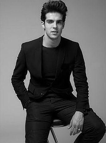 Kaka là bản hợp đồng mới của CLB Orlando City đang thi đấu tại giải MLS (Mỹ). Mặc dù đã qua thời kì đỉnh cao của phong độ, Kaka vẫn kiếm được khá nhiều tiền nhờ khuôn mặt đẹp như thiên thần của mình. Năm 2014, Kaka mang về 69,9 triệu bảng.