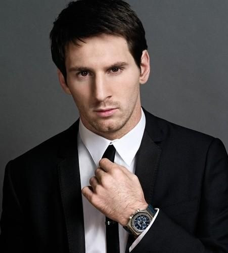 Xếp ngay sau Cris Ronaldo về khoản kiếm tiền là Lionel Messi. Anh đã mang về 145 triệu bảng năm 2014. Ngoài đá bóng, Messi còn tham gia thị trường bất động sản và hợp tác với các thương hiệu lớn như Adidas, EA Sports, Ooredoo, Samsung, Lay's, Audermars Piguet, Gillette, Dolce &amp; Gabbana, Head &amp; Shoulders, Gatorade và Pan Bimbo..