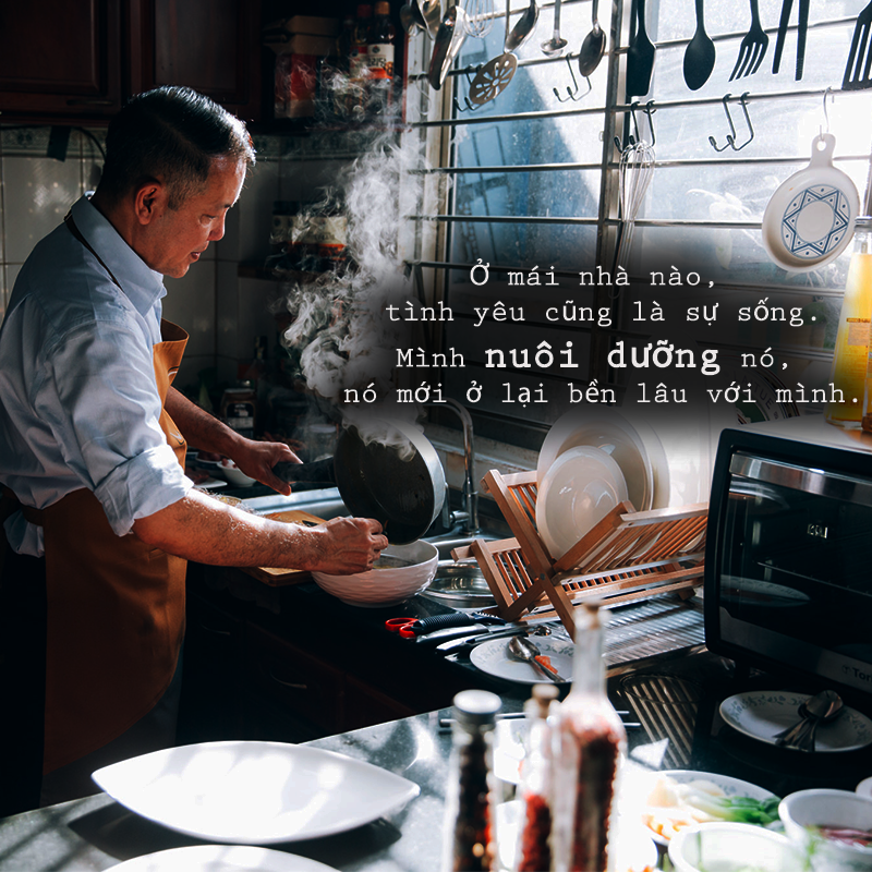 Ngay sau khi bộ ảnh về đàn ông nấu bếp được đăng tải rất nhiều những bình luận từ dân mạng đã được gửi đi. Đa phần, họ đều cho rằng đây là một hành động tốt và nên nhân rộng bởi gánh nặng gia đình đổ lên vai người phụ nữ là quá nặng, vậy nên đàn ông cũng nên gánh vác, chia sẻ với vợ để gia đình thêm ấm êm.