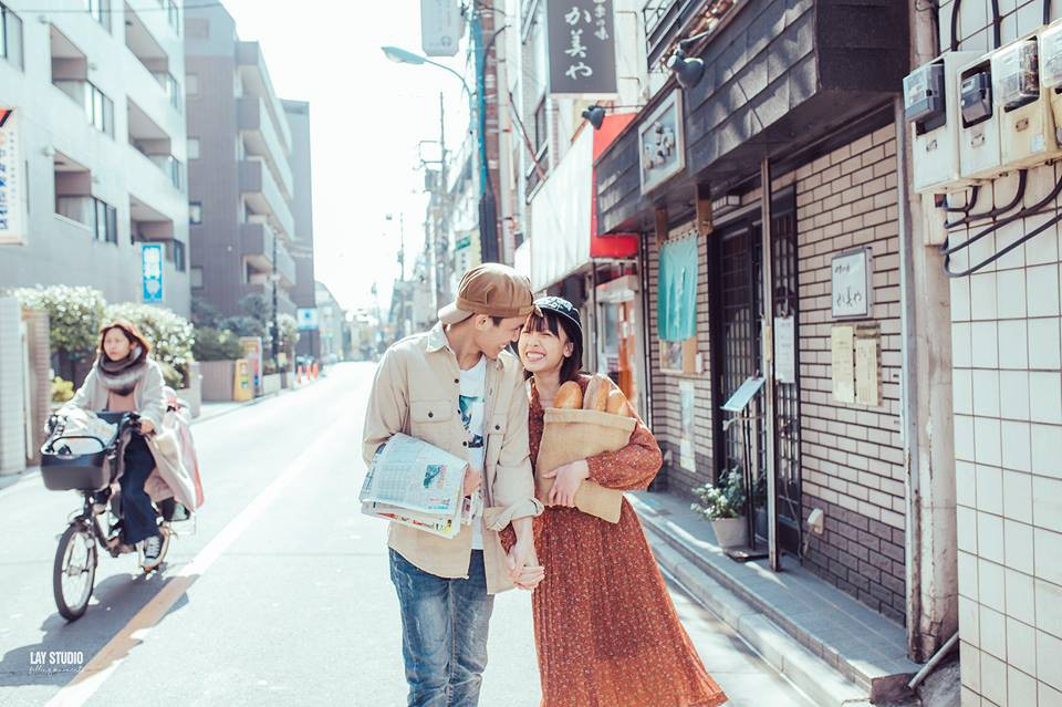 Còn người thực hiện bộ ảnh cưới du học sinh Việt là Lưu Xuân Hậu. Nhiếp ảnh gia trẻ này đã xây dựng nên ý tưởng về chuyện tình độc đáo giữa một chàng trai bán báo và cô gái bán bánh mì. Cả hai vô tình va vào nhau bằng một cú té đau điếng để rồi sau đó chính cú ngã định mệnh đã khiến đôi bạn quyết định chung đôi.