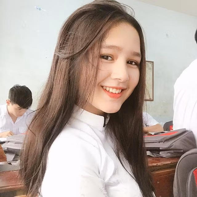 Hot girl Việt giống con lai tiếp theo được nhắc tới đó là Phạm Thùy Trang (SN 2002), hiện là nữ sinh của trường THPT Trường Chinh (TP HCM).