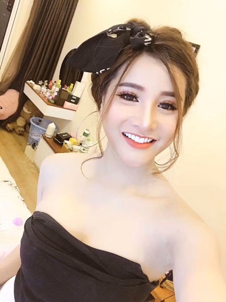 Tự ý thức được việc mình chưa được đẹp, Lan Thanh đã tự tìm cách "cứu mình". Cô nàng này cũng không hề ngại ngùng khi có ai đó hỏi về việc đã phẫu thuật thẩm mỹ và thấy đây là một quyết định hoàn toàn đúng đắn.