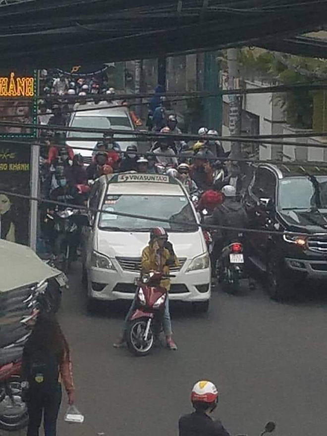 Mới đây trên MXH, bức ảnh chụp lại khoảnh khắc gây nhức nhối khi cô gái dừng xe giữa đường nghe điện thoại, phía đằng sau cô gái là hàng dài từ taxi, ô tô cùng rất nhiều xe máy gần như không thể lăn bánh.