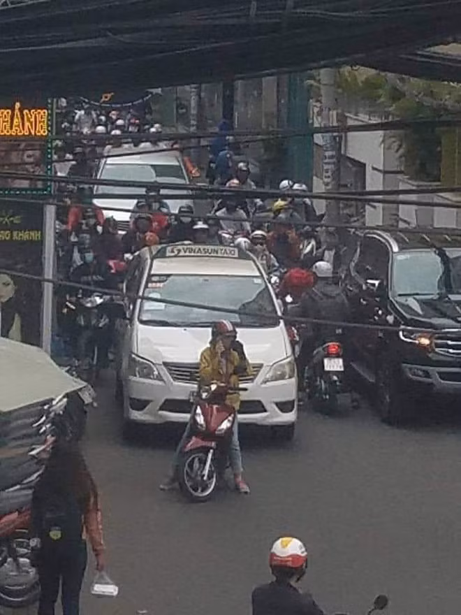 Mới đây trên MXH, bức ảnh chụp lại khoảnh khắc gây nhức nhối khi cô gái dừng xe giữa đường nghe điện thoại, phía đằng sau cô gái là hàng dài từ taxi, ô tô cùng rất nhiều xe máy gần như không thể lăn bánh.