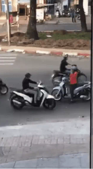 Còn nickname P.M.C thì cho hay: "Tất nhiên việc tắc đường còn do các yếu tố khác như chiếc ô tô màu đen đỗ ngang trái, người đi xe máy ngược chiều... Nhưng chị ninja cũng có lỗi lớn. Đừng vì chuyện riêng của mình mà ảnh hưởng đến nhiều người khác như thế, kém duyên lắm".