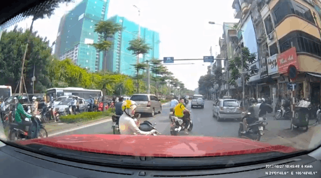 Ngay sau khi bức ảnh ghi lại hình ảnh cô gái dừng xe nghe điện thoại giữa đường được đăng tải đã nhận được không ít ý kiến chỉ trích từ nhiều người. Đa phần các dân mạng cho rằng đây là hành động không thể chấp nhận được, một sự vô ý đáng lên án.