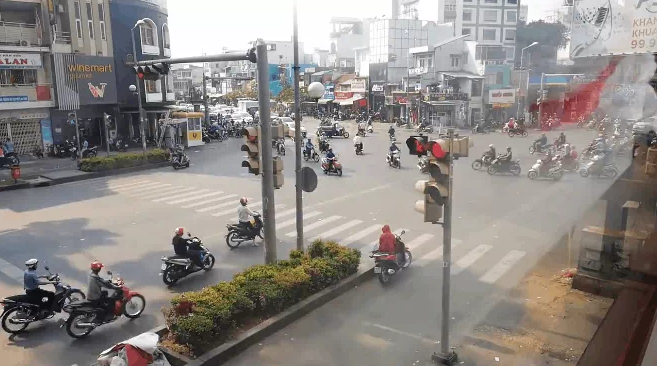 Trước đó, không ít lần các camera từ trên xe ô tô cho tới trạm quan sát giao thông đã ghi lại hình ảnh người tham gia giao thông thiếu ý thức, dừng xe giữa đường để nghe điện thoại.